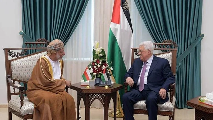 יו"ר הרשות הפלסטינית אבו מאזן ושר החוץ של עומאן יוסוף בן עלווי