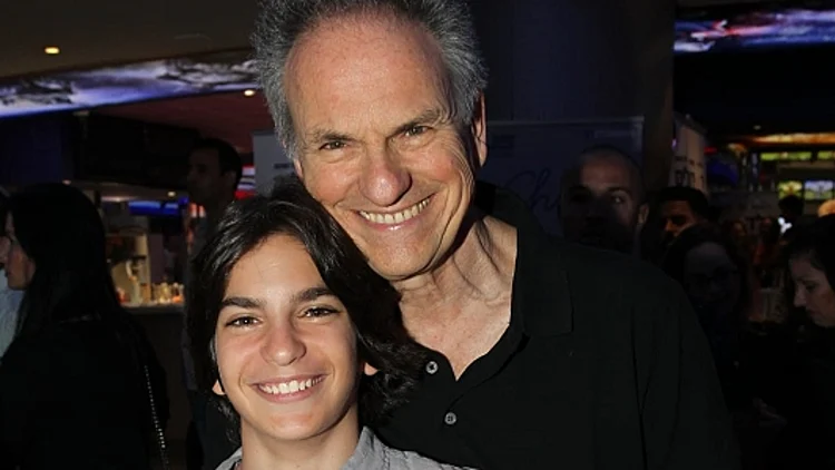 ארי נשר, שנפצע בתאונת הפגע וברח בתל אביב, עם אביו אבי נשר