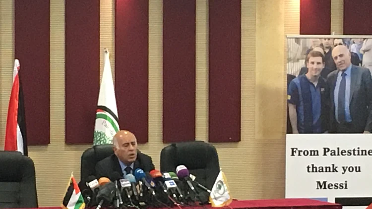 בשל הקריאה לשרוף את חולצות מסי: פיפ"א השעתה את רג'וב | חדשות 13