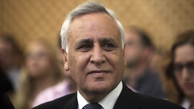 משה קצב יוצא מבית המשפט