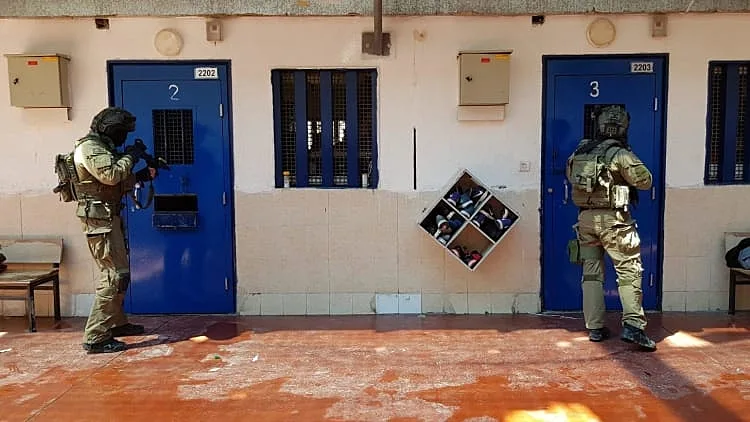 חשש מפיגוע איכות. סוהרים באגף הביטחוני בכלא קציעות (ארכיון)