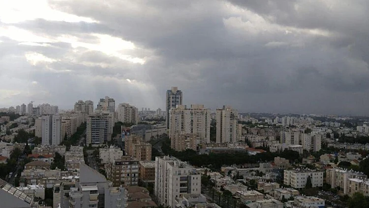 התחזית: ירידה בטמפרטורות; גשם ירד לפרקים וייפסק בצוהריים