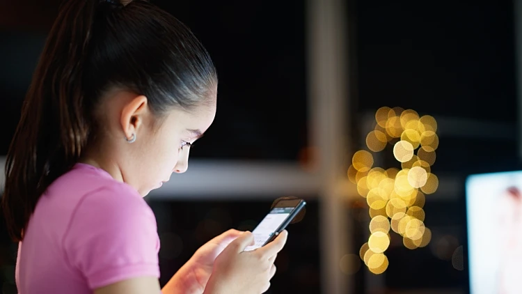 ילדה משתמשת בסמארטפון