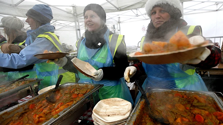 חלוקת אוכל לנזקקים