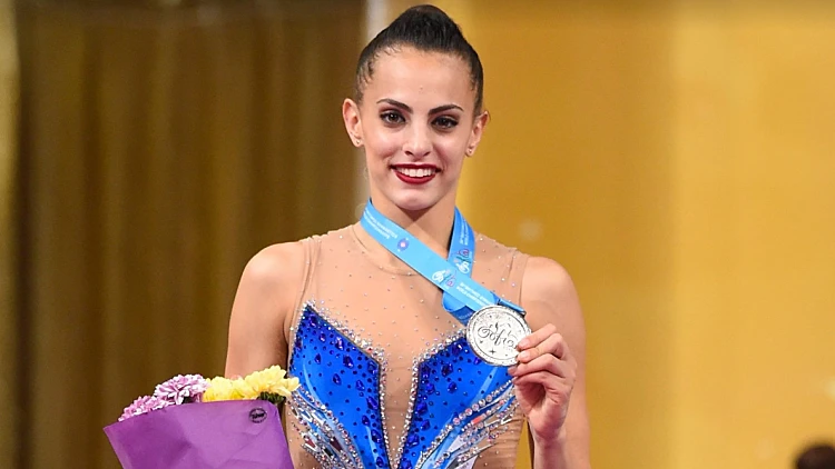 לינוי אשרם עם  מדליית הכסף בגמר הקרב רב