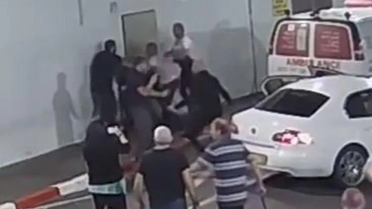 מצוד אחרי חשודים שהיכו מאבטחים בביה"ח איכילוב , צילום מסך יוטיוב