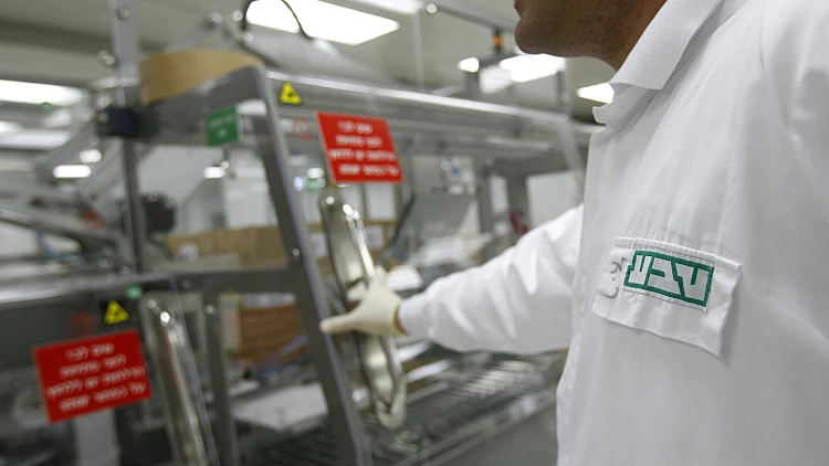 עובד במפעל טבע