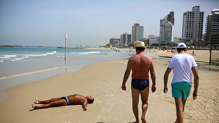 מתרחצים בחוף הים בתל אביב