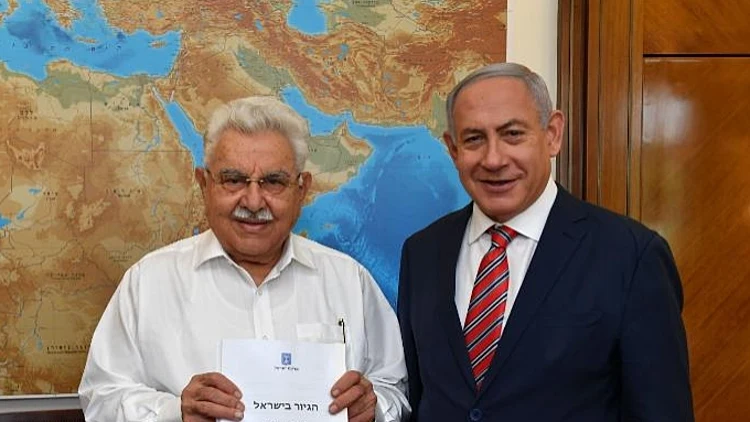 נתניהו עם דו"ח הגיור שהגיש השר לשעבר משה נסים ,קובי גדעון, לע"מ