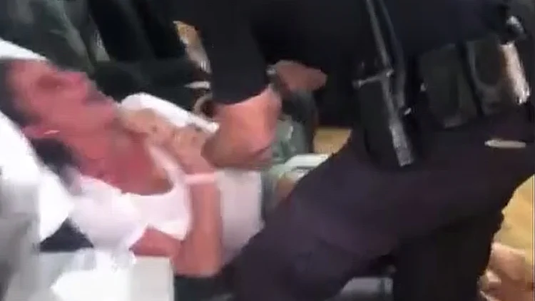 שוטר אוזק קוסמטיקאית כי סירבה לבוא איתו לתחנה