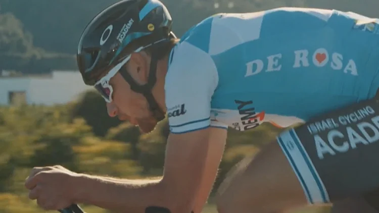 רוכב בקבוצת רכיבת האופניים הישראלית