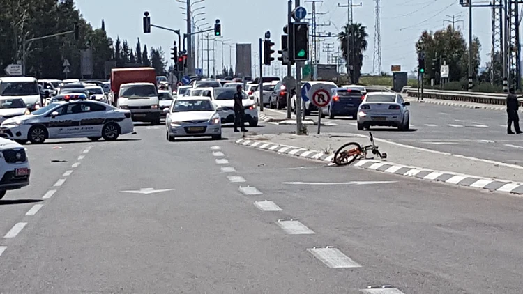 זירת התאונה בכביש 444 בה נהרג רוכב האופניים