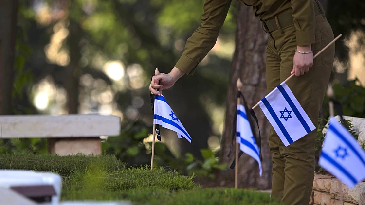 הנחת דגל המדינה על קברי חללי צה"ל