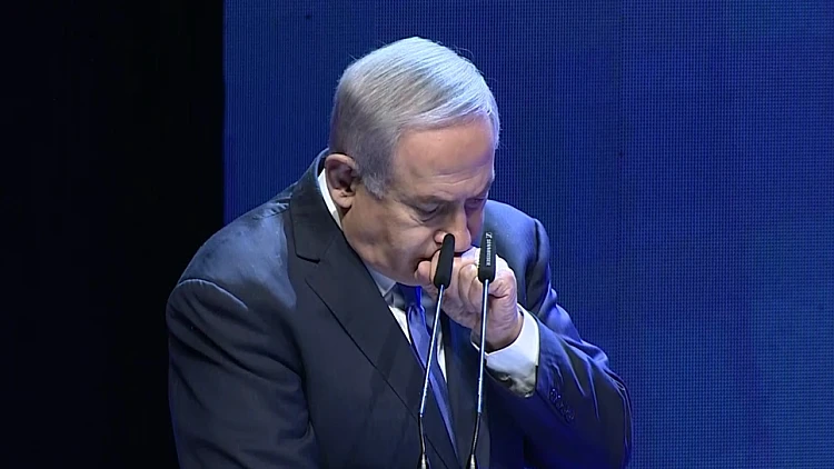 ראש הממשלה בנימין נתניהו משתעל בוועידת הרפואה