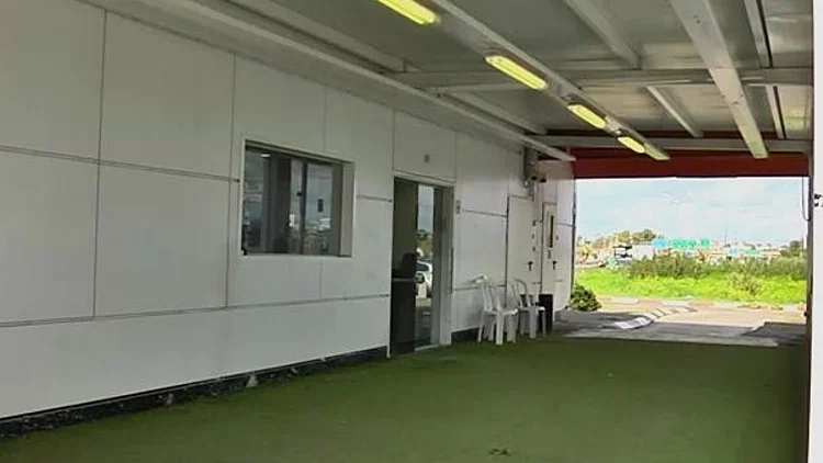 עמדת טעינה נטושה של בטר פלייס בצומת ירקונים