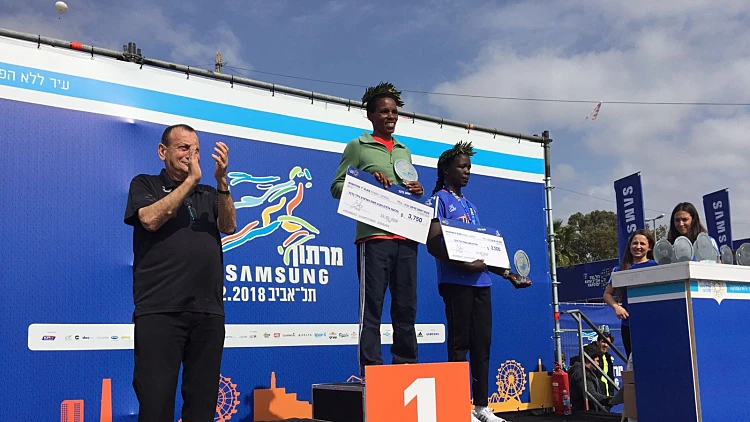 הזוכים במרתון תל אביב, מימין מקום ראשון, באמצע שלישי ומשמאל מקום שני