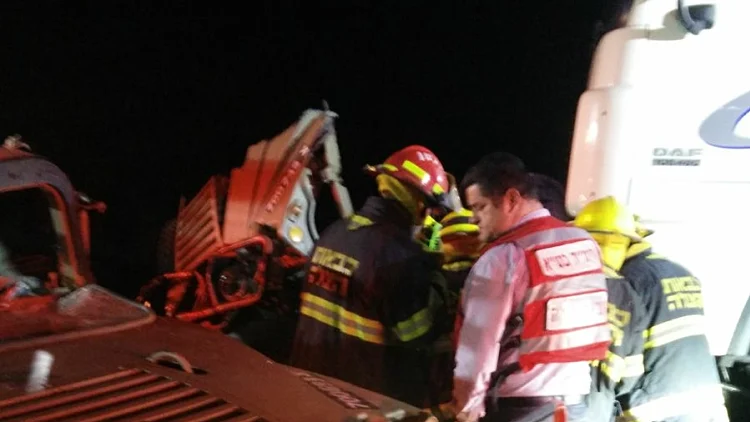 שני חיילי צה"ל נהרגו בתאונה בין משאית לשלושה רכבים בכביש 6