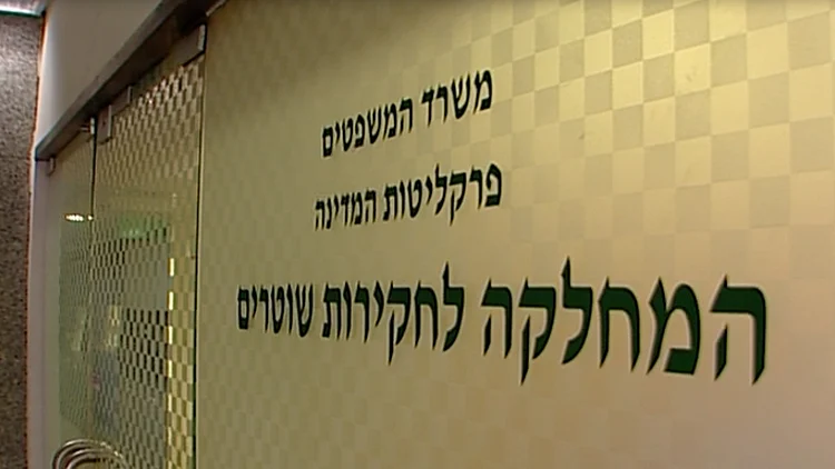 הצמיד סכין לגרונה ואיים להרוג אותה: שוטר סיור הואשם בתקיפת בת זוגו