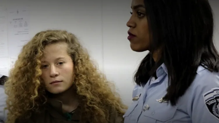 עהד תמימי מובלת על ידי שוטרת לבית המשפט הצבאי באזור יהודה ושומרון רויטרס