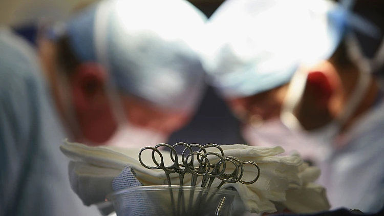 רופאים במהלך ניתוח