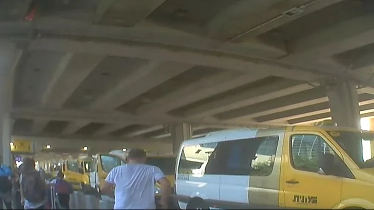 היציאה מנתב"ג בה תועדו עימותים בין נהגי מוניות