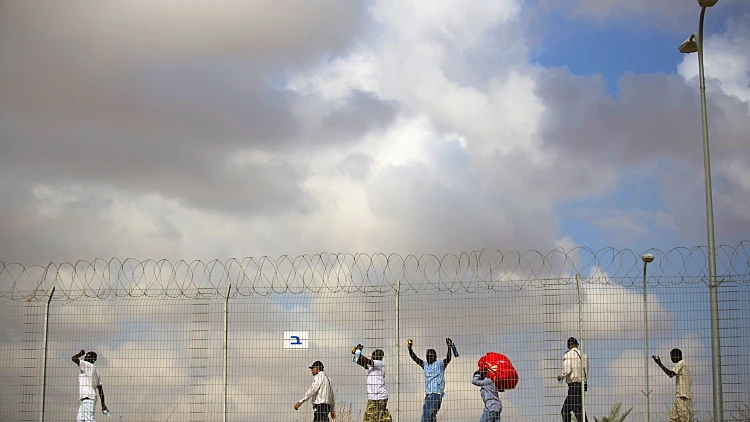 מבקשי מקלט עוזבים את מתקן חולות