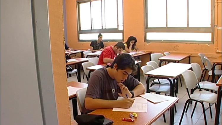 תלמידים נבחנים בבחינות בגרות