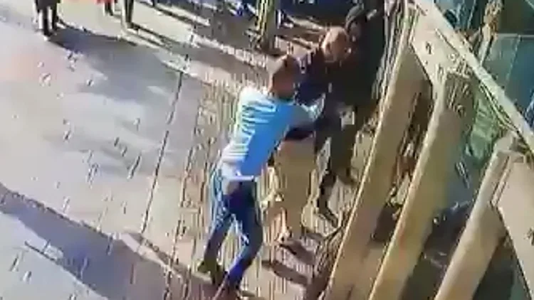 רגע הדקירה בפיגוע בתחנה המרכזית בירושלים