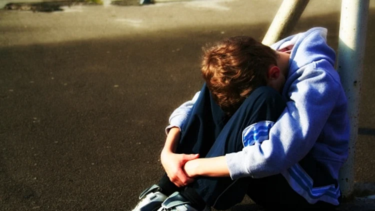 ילדה קטנה מכסה את פניה