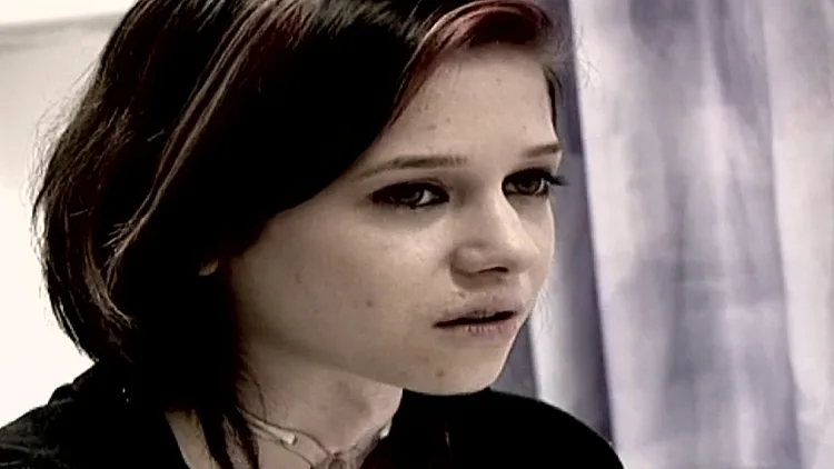 אולה מור, "הילדה השותקת" שאביה הכריח אותה לשתות חומצה בילדותה