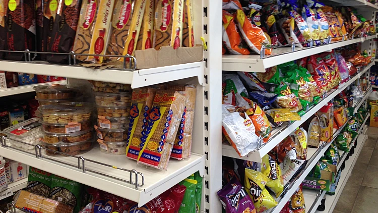 מדפים בחנות מכולת