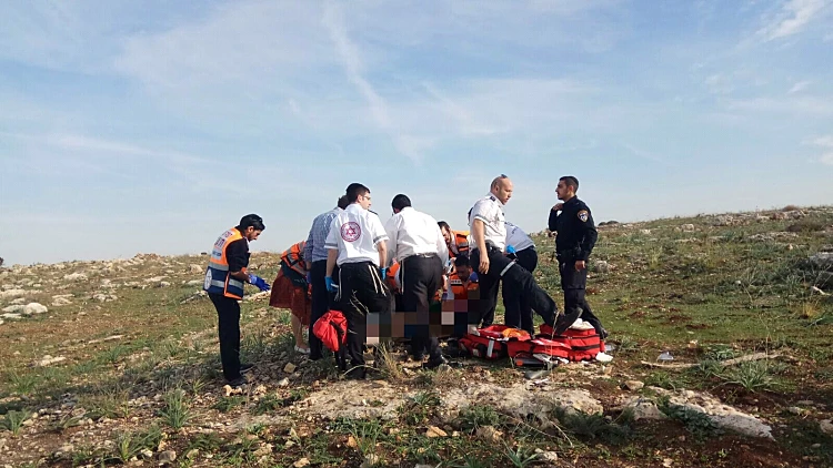 צוות מד"א ביער קולה מפנה על אלונקה את אחד מהנערים שנפגעו