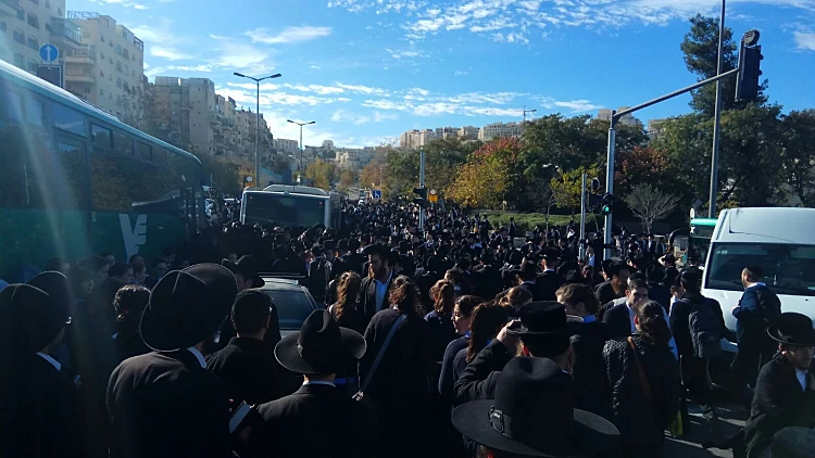 רבבות חרדים בדרכם להלוויית הרב שטיינמן בבני ברק