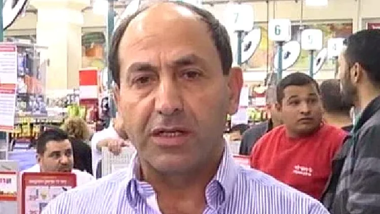 רמי לוי בסניף שבמישור אדומים לאחר הפיגוע