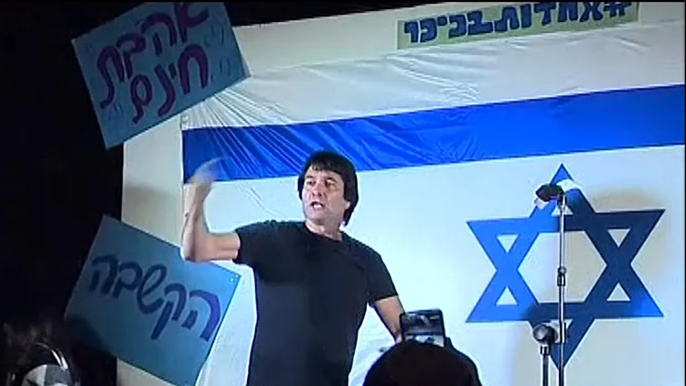 רן כרמי בוזגלו מתפרץ לעצרת המחאה