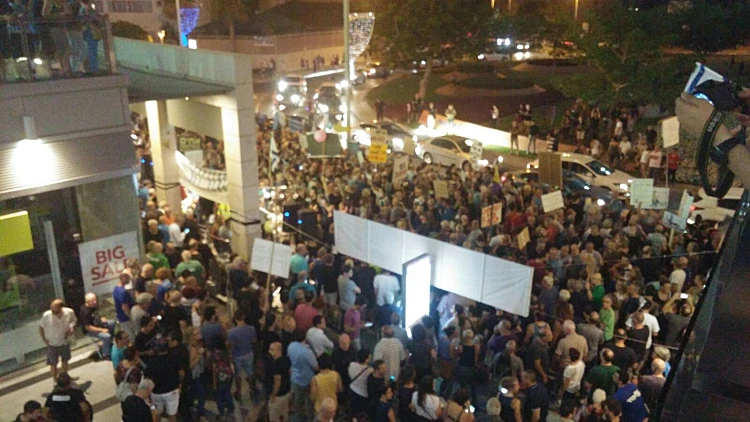 הפגנה סמוך לביתו של היועץ המשפטי לממשלה בפתח תקווה