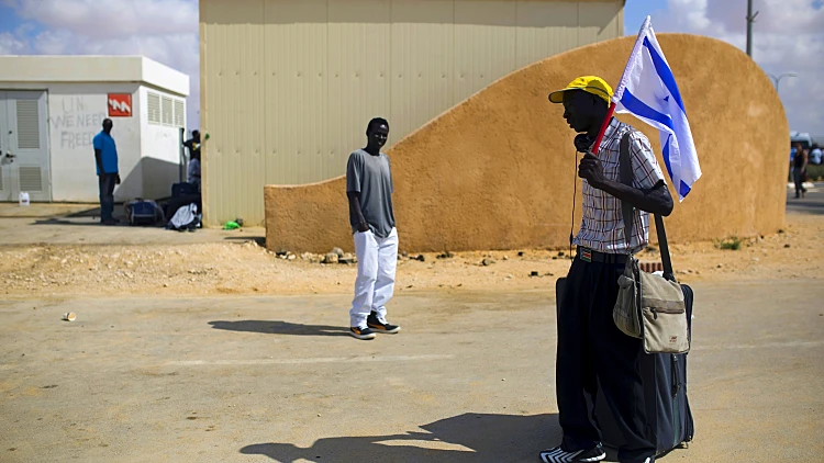 מבקשי מקלט עוזבים את מתקן חולות
