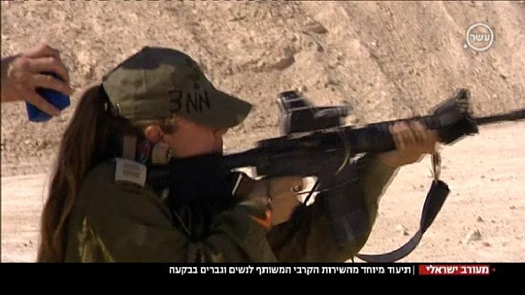 לוחמת בגדוד המעורב לביא הבקעה במטווח אימון