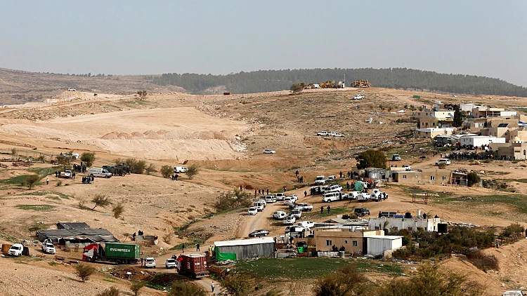כוחות משטרה באום חיראן במהלך עימותים עם תושבי הפזורה