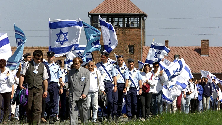 העלמת עובדות ושקרים במוזיאון: כיצד פולין מנסה לשכתב את השואה?