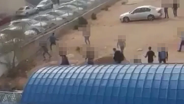 בני נוער זורקים אבנים כחלק מקטטה בכפר מרר