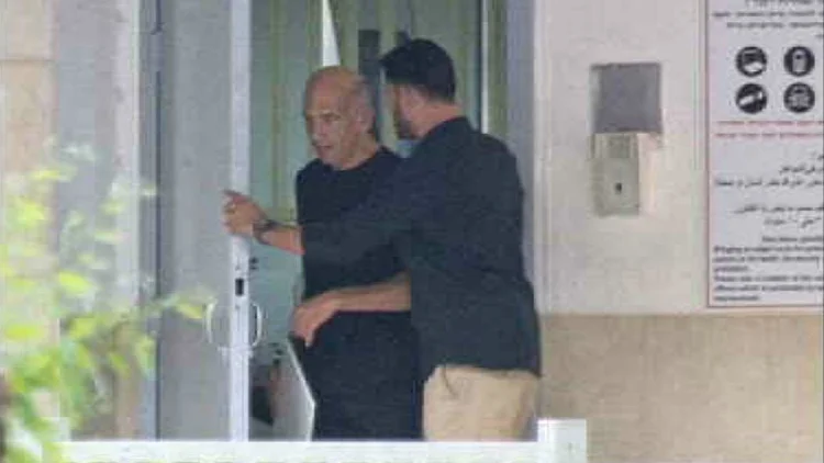 אהוד אולמרט יוצא מהכלא לאחר קיצור מאסרו