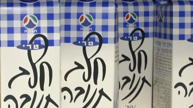 מקרר מוצרי חלב בשופרסל דיל ברמת גן:חלב בקרטון תנובה, חלב בקרטון 3%, חלב בקטון טרה,