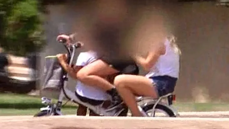 ילדים נוסעים על אופניים חשמליים