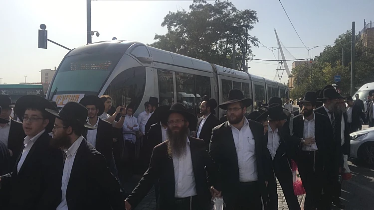 עשרות חרדים מפגינים בירושלים וחוסמים את תנועת הרכבת הקלה