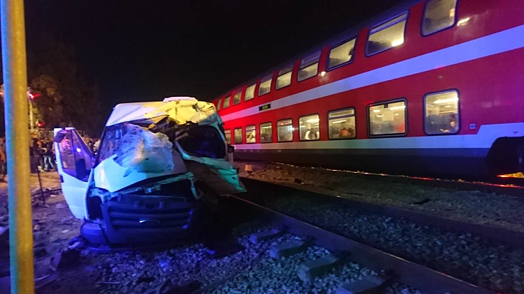רכבת נוסעים פגעה ברכב הסעות שעקף מחסום; 3 נפצעו