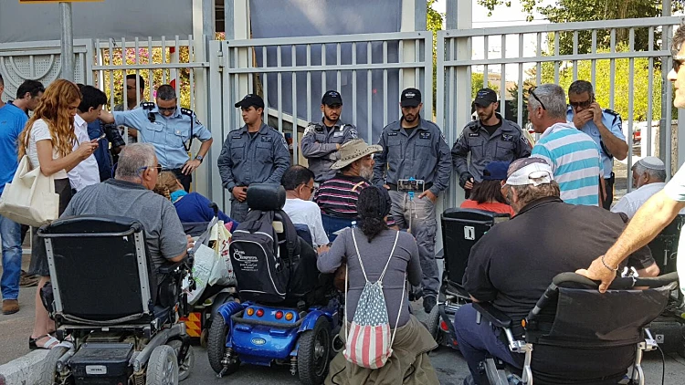 נכים מפגינים מול בית רה"מ