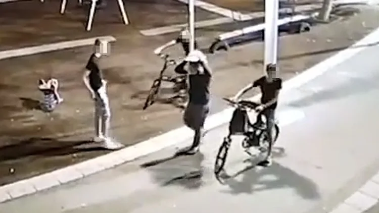 בני נוער מתחפשים לליצנים בראשון לציון