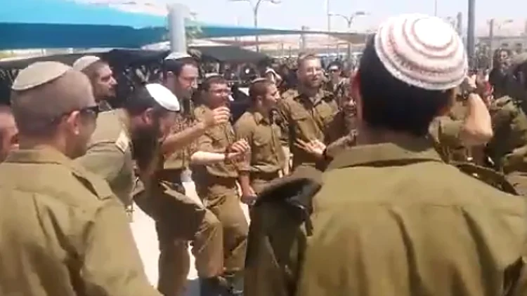 חיילים בשיעור תורה של צל"ש מחוץ לעיר הבה"דים בנגב