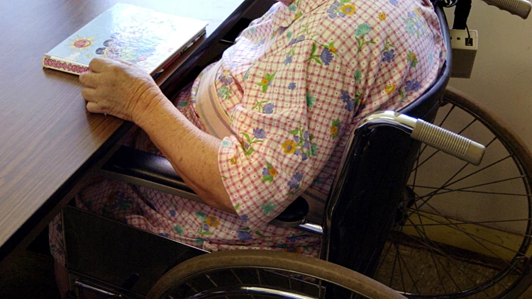 קשישה בכסא גלגלים